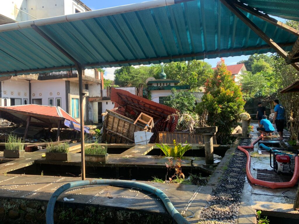 Lesehan terseret banjir di kota Mataram