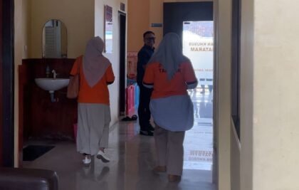Dewi Noviany dan Rabiatul Adawiyah berjalan menuju ruangan tipidkor Polresta mataram