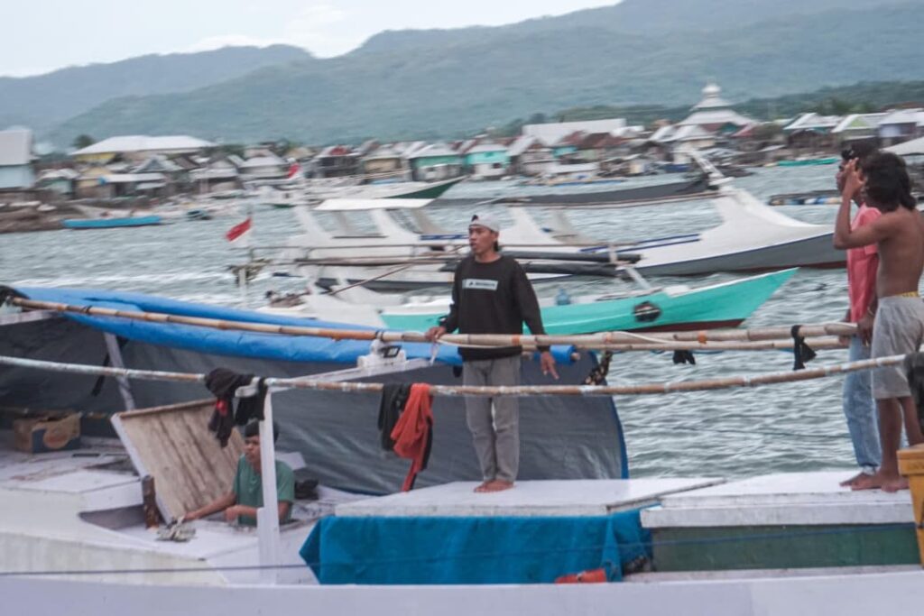 Mayoritas masyarakat Pulau Bungin bekerja sebagai nelayan.