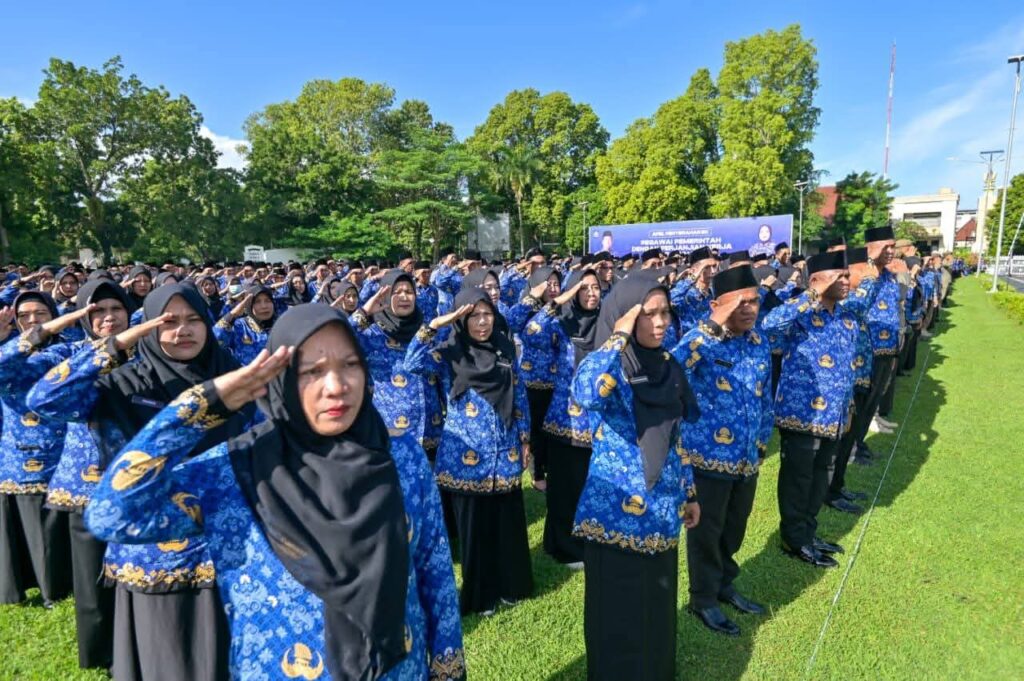 Pelantikan dan pemberian SK PPPK Paruh Waktu kepada 9411 tenaga kontrak di lingkup Pemprov NTB pada Desember 2025 di lapangan Kantor Gubernur NTB. (dok: Diskominfotik NTB/WartaOne)