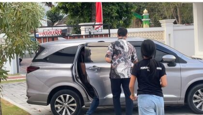 Abdul Ghany Kusumah, saat memasuki mobil usai me